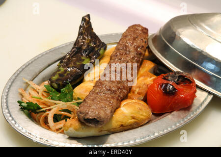 Kebab turco servito in una piastra anatolica. Foto Stock