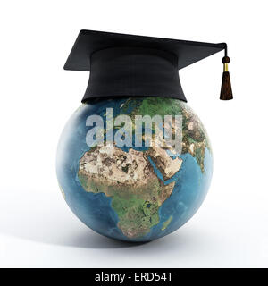 L'istruzione globale concetto con globo e mortarboard. Foto Stock