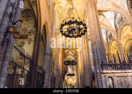 Interno della cattedrale di Santa Croce e di Santa Eulalia a Barcellona, in Catalogna, Spagna Foto Stock