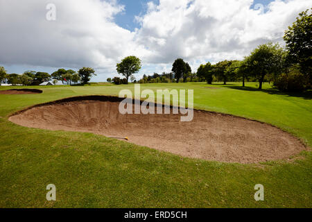 Bunker di sabbia con una vista del perno a Cushendall Golf Club nella contea di Antrim Irlanda del Nord Regno Unito Foto Stock