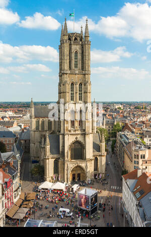 San Bavo (Sint Baafskathedraal), la sede della diocesi di Gand, Belgio, visto da Gent Belfort. Foto Stock