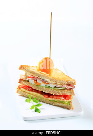 Deli sandwich con prosciutto, formaggio, uova e verdure Foto Stock