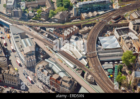 Vista aerea di strade e infrastrutture ferroviarie in London Regno Unito Foto Stock