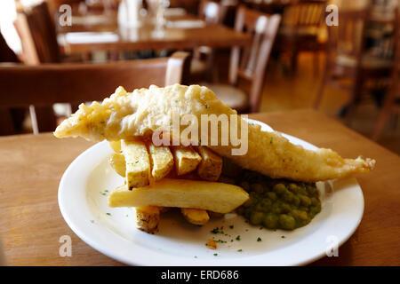 Prodotti locali di pesce e patatine in ristorante a Cushendall County Antrim Irlanda del Nord Regno Unito Foto Stock