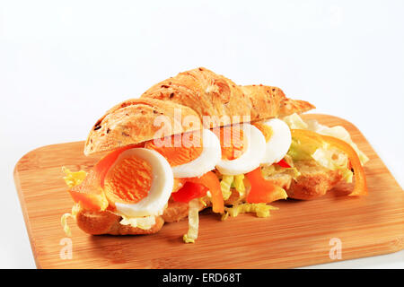 Grano intero croissant con uova sode, pepe e lattuga Foto Stock