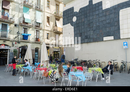 "Barcellona" murale in ceramica da Eduardo Chillida e terrazza bar in Plaça dels Àngels, Barcellona, Spagna Foto Stock