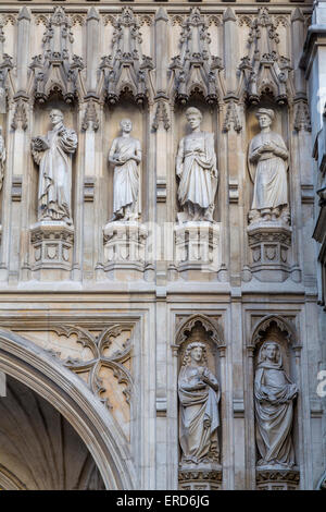 Londra, Inghilterra. L'Abbazia di Westminster, figure scolpite in pietra sulla facciata. Foto Stock