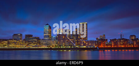 Canary Wharf vista da Rotherhithe St Tivioli corte Foto Stock