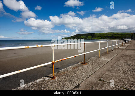 Ringhiere lungo il lungomare a Carnlough beach County Antrim Irlanda del Nord Regno Unito Foto Stock