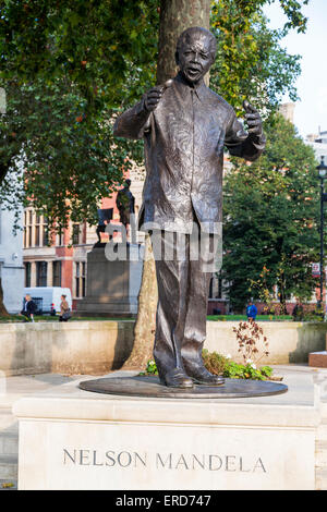 Regno Unito, Inghilterra, Londra. Nelson Mandela statua, la piazza del Parlamento. Foto Stock