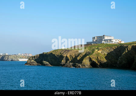 L'hotel Atlantic hotel alto sulle falesie sopra l'oceano a Newquay in Cornovaglia, England, Regno Unito Foto Stock