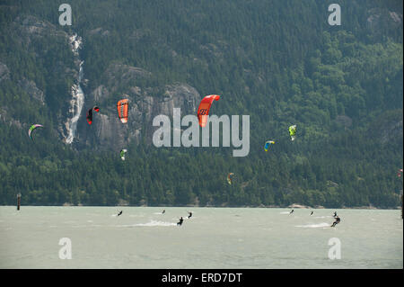 Un kite boarder a Squamish spiedo kite boarding area. Cascate Shannon in background. Squamish BC, Canada. Foto Stock