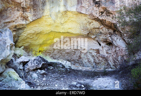 Grotta di zolfo al Wai O Tapu Wonderland termica nell'Isola Settentrionale della Nuova Zelanda Foto Stock