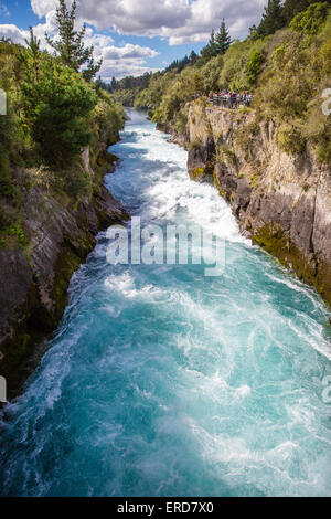 Cascate Huka sul fiume Wikato svuotare vasti volumi di acqua dal Lago Taupo nel centro di Isola del nord della Nuova Zelanda Foto Stock