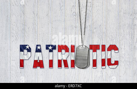 American patriottica bandiera font con dog tags militari su grigio weathered legno. Foto Stock