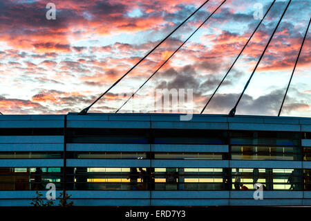 Aeroporto di Dublino, Irlanda. Il 1 giugno, 2015. Meteo. Dopo una giornata di forte vento e pioggia un bel tramonto saluta i passeggeri in arrivo presso la capitale di un terminale. Credito: Richard Wayman/Alamy Live News Foto Stock