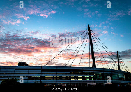 Aeroporto di Dublino, Irlanda. Il 1 giugno, 2015. Meteo. Dopo una giornata di forte vento e pioggia un bel tramonto saluta i passeggeri in arrivo presso la capitale di un terminale. Credito: Richard Wayman/Alamy Live News Foto Stock