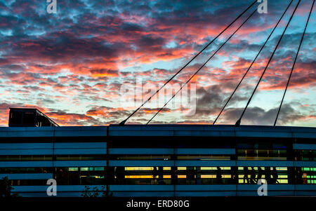 Aeroporto di Dublino, Irlanda. Il 1 giugno, 2015. Meteo. Dopo una giornata di forte vento e pioggia un bel tramonto saluta i passeggeri in arrivo presso la capitale di un terminale. Credito: Richard Wayman/Alamy Live News Foto Stock