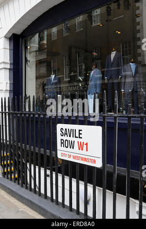 Un cartello stradale della famosa Savile Row fissati alle ringhiere in acciaio, è noto per la sua tradizionale cucito su misura per gli uomini. Foto Stock