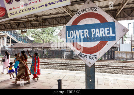 Mumbai India,Indian Asian,Lower Parel Railway Station,Western Line,treno,trasporto pubblico,piloti,passeggeri passeggeri motociclisti,piattaforma,visita Foto Stock