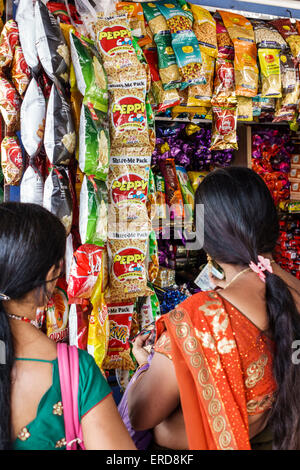 Mumbai India,Indian Asian,Lower Parel Railway Station,Western Line,treno,trasporto pubblico,riders,passeggeri passeggeri riders,piattaforma,spazzatura Foto Stock