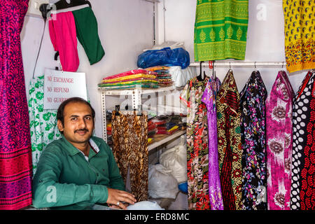 Mumbai India,Indian Asian,Lower Parel,Sunday Market,shopping shopper shopping negozi di mercato mercati di mercato di acquisto di vendita, negozi al dettaglio Foto Stock