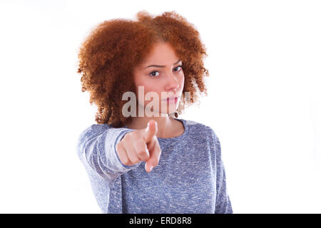 Giovani arrabbiati americano africano ragazza adolescente guardando in alto, isolati su sfondo bianco Foto Stock