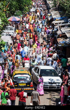 Mumbai India,Lower Parel,Dhuru Wadi,Sitaram Jadhav Marg,strada,Domenica mercato, shopping shopper acquirenti negozi mercati di vendita di mercato di acquisto, ret Foto Stock