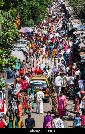 Mumbai India,Lower Parel,Dhuru Wadi,Sitaram Jadhav Marg,strada,Domenica mercato, shopping shopper acquirenti negozi mercati di vendita di mercato di acquisto, ret Foto Stock