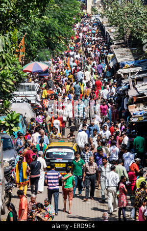 Mumbai India,Lower Parel,Dhuru Wadi,Sitaram Jadhav Marg,strada,Domenica mercato, shopping shopper acquirenti negozi mercati di vendita di mercato di acquisto, ret Foto Stock