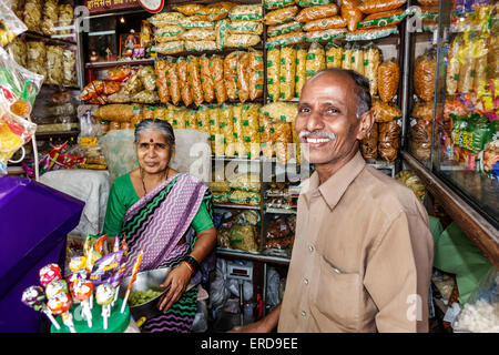 Mumbai India,Lower Parel,Dhuru Wadi,Sitaram Jadhav Marg,strada,Domenica mercato, shopping shopper acquirenti negozi mercati di vendita di mercato di acquisto, ret Foto Stock