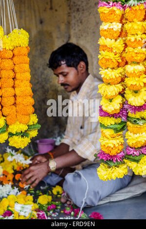 Mumbai India,Lower Parel,Dhuru Wadi,Sitaram Jadhav Marg,strada,Domenica mercato, shopping shopper acquirenti negozi mercati di vendita di mercato di acquisto, ret Foto Stock