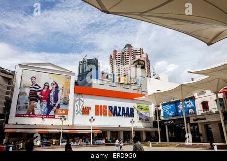 Mumbai India, Lower Parel, High Street Phoenix, centro commerciale, shopping shopper shopping negozi di mercato mercati di mercato di acquisto di vendita, negozi al dettaglio b Foto Stock