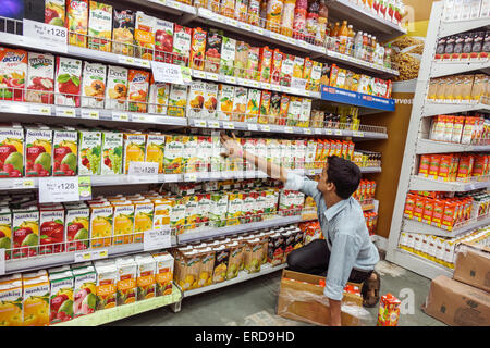 Mumbai India, Lower Parel, High Street Phoenix, centro commerciale, interno, shopping shopper acquirenti negozio negozi mercato di vendita di acquisto, negozio al dettaglio Foto Stock