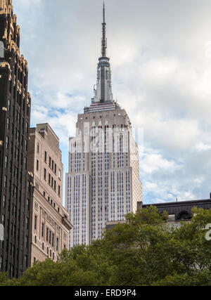 L'iconico Empire State Building, visto dal Bryant Park, Midtown Manhattan, New York, Stati Uniti d'America Foto Stock