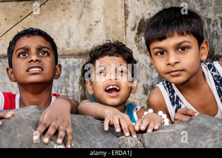 Mumbai India,Lower Parel,ragazzi ragazzi ragazzi ragazzi ragazzi bambini ragazze ragazze,ragazzi,amici,India150301155 Foto Stock