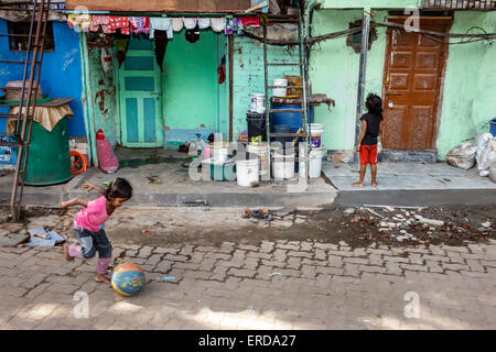 Mumbai India,Mahalaxmi,Mahalakshmi Nagar,Mahalakshmi Nagar,ragazze,ragazzi,donne bambini casa,esterno,slum basso reddito,povertà,han Foto Stock