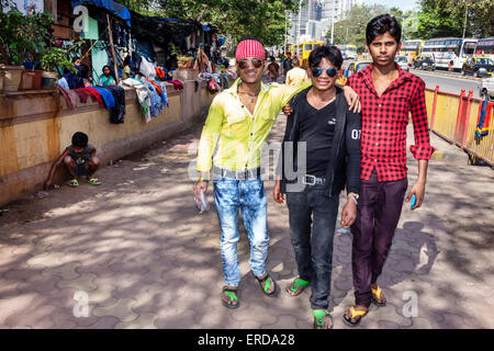 Mumbai India,Mahalaxmi,Mahalakshmi Nagar,Mahalakshmi Nagar,uomo uomo maschio,amici,camminare,ben vestito,occhiali da sole,India150301172 Foto Stock