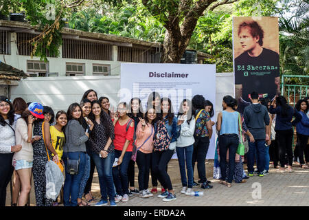 Mumbai India,Mahalaxmi,Mahalakshmi Nagar,Mahalakshmi Nagar,corsa,concerto ed Sheeran,box Office,fan,prima,line,coda,coda,wome femminile Foto Stock
