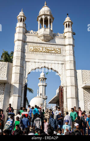 Mumbai India,Indian Asian,Worli,Haji Ali Dargah,moschea,architettura Indo-Islamica,Sayyed Peer Haji Ali Shah Bukhari tomba,strada rialzata,Haji Ali Bay acqua,lo Foto Stock