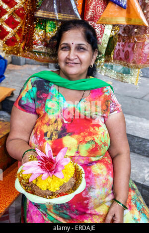 Mumbai India,BREACH Candy,Cumballa Hill,donna donna donna,vendita,lotus,fiore,bindi,India150301226 Foto Stock