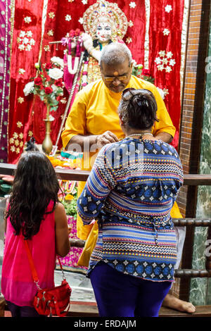 Mumbai India,Indian Asian,Breach Candy,Cumballa Hill,Shri Sadhubella Krishna Tempio,religione,religiosa,interiore,ragazza ragazze,giovani Foto Stock