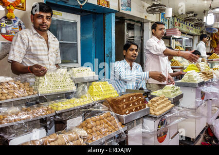 Mumbai India, BREACH Candy, Cumballa Hill, Mahalakshmi Temple Lane, venditori bancarelle bancarelle mercato stand, caramelle, dolci, uomo uomini maschio, concorrenza Foto Stock