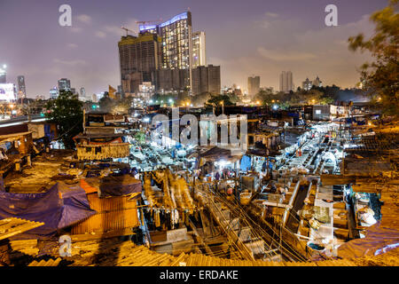 Mumbai India,Mahalaxmi,Mahalakshmi Nagar,Dhobi Ghat,Dhobighat,appendere,lavanderia,lavanderia automatica,all'aperto,alto edificio,condominio moderno,residenziale, Foto Stock