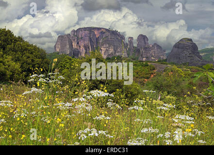 Vista mozzafiato di Meteora gigantesche rocce, un fenomeno geologico rinomata in tutto il mondo nel distretto di Tessaglia, Grecia Foto Stock