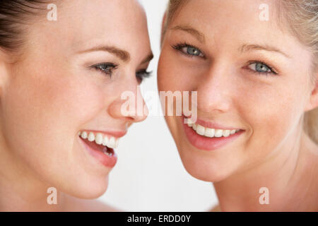 Ritratto di due giovani donne Foto Stock