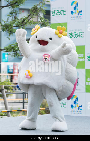 Shibuya mascotte Kumokkuru personaggio compie durante il ''personaggi locali Festival di Sumida 2015" il 30 maggio 2015, Tokyo, Giappone. Il festival si svolge da Sumida Ward, Tokyo Skytree town, il locale dello shopping e ''Benvenuti Sumida'' Ufficio del turismo. Circa 90 caratteri hanno preso parte al festival. Secondo gli organizzatori della manifestazione attira più di 120.000 persone ogni anno. La manifestazione si svolge sotto forma 30 Maggio al 31. (Foto di Rodrigo Reyes Marin/AFLO) Foto Stock