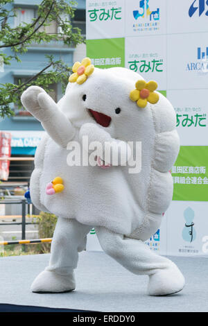 Shibuya mascotte Kumokkuru personaggio compie durante il ''personaggi locali Festival di Sumida 2015" il 30 maggio 2015, Tokyo, Giappone. Il festival si svolge da Sumida Ward, Tokyo Skytree town, il locale dello shopping e ''Benvenuti Sumida'' Ufficio del turismo. Circa 90 caratteri hanno preso parte al festival. Secondo gli organizzatori della manifestazione attira più di 120.000 persone ogni anno. La manifestazione si svolge sotto forma 30 Maggio al 31. (Foto di Rodrigo Reyes Marin/AFLO) Foto Stock