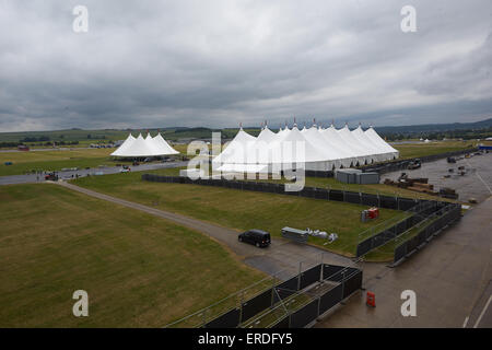 Mendig, Germania. 29 Maggio, 2015. Lavori di costruzione come parte dei preparativi per il festival di musica 'Rock Am Ring' prendere posto sulla zona del festival in Mendig, Germania, 29 maggio 2015. 90.000 gli appassionati di musica sono attesi a partecipare al festival che si svolgerà dal 05 giugno al 07 giugno 2015. Per la prima volta il festival di musica si svolgerà in Mendig, su un ex militare di base aerea, e non all'originale festival ubicazione, il Nuerburgring. Foto: THOMAS FREY/dpa/Alamy Live News Foto Stock