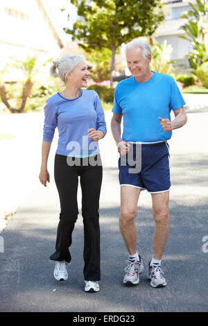 Uomo anziano e più giovane donna jogging Foto Stock